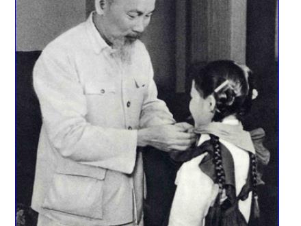 Bài giảng Luyện từ và câu Lớp 2 - Từ ngữ về Bác Hồ. Dấu chấm, dấu phẩy - Trường Tiểu học Phan Đình Giót